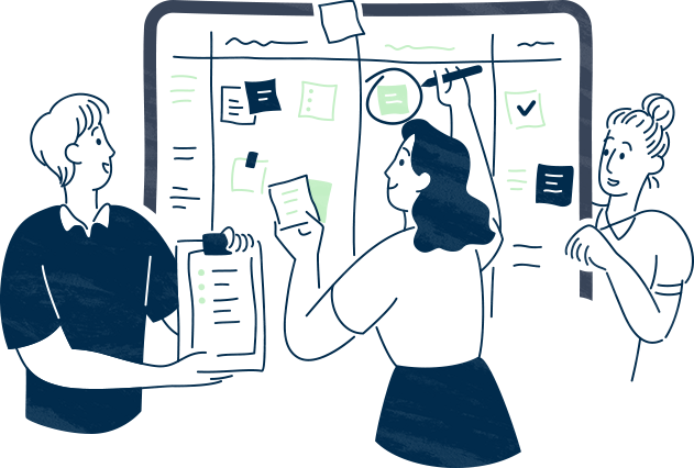 Drei Personen arbeiten an einer mit Notizen und Checklisten bedeckten Planungstafel; einer schreibt auf der Tafel, ein anderer hält Dokumente, und der dritte beobachtet, was auf Teamarbeit und Organisation hindeutet.