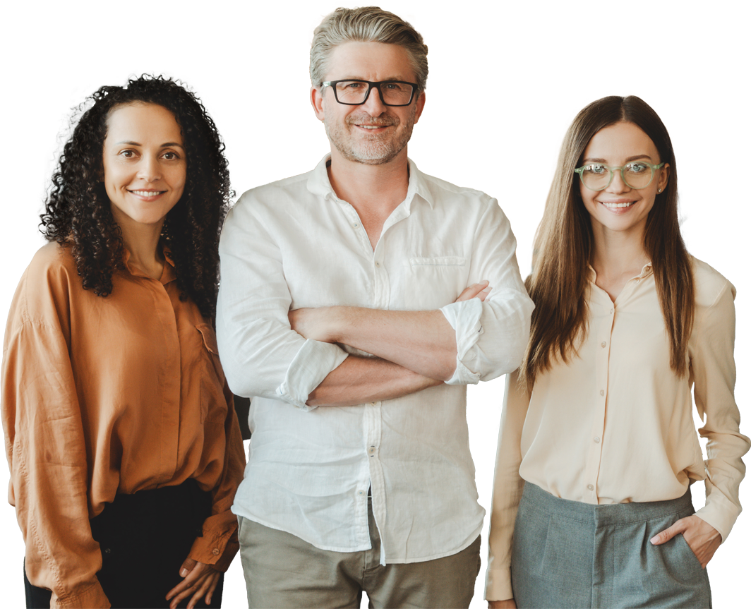 Drei lächelnde Menschen, zwei Frauen und ein Mann, stehen in einem hellen Büro zusammen. Der Mann in der Mitte hat graue Haare und trägt eine Brille, die Frauen an den beiden Seiten haben lange Haare und tragen legere Geschäftskleidung.
